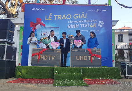 Trao TV 4K cho 02 khách hàng may mắn trúng giải khi lắp truyền hình VNPT